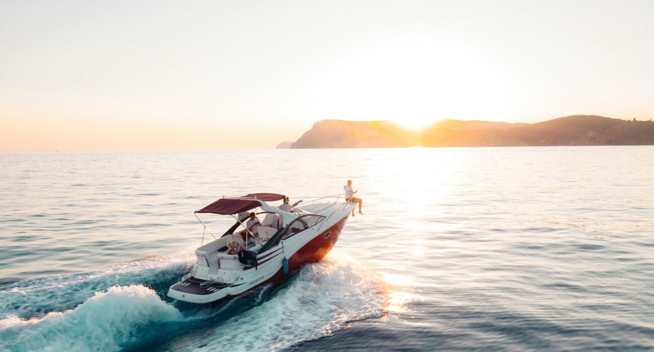 Langzaam komen de sloepen weer op het water