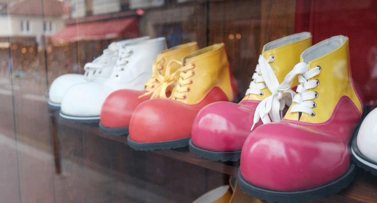 Clown schoenen: meer dan alleen een grappig detail 