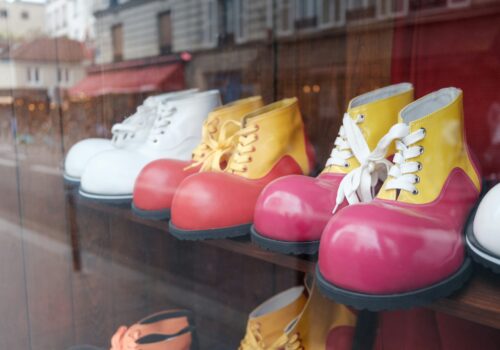 Clown schoenen: meer dan alleen een grappig detail 