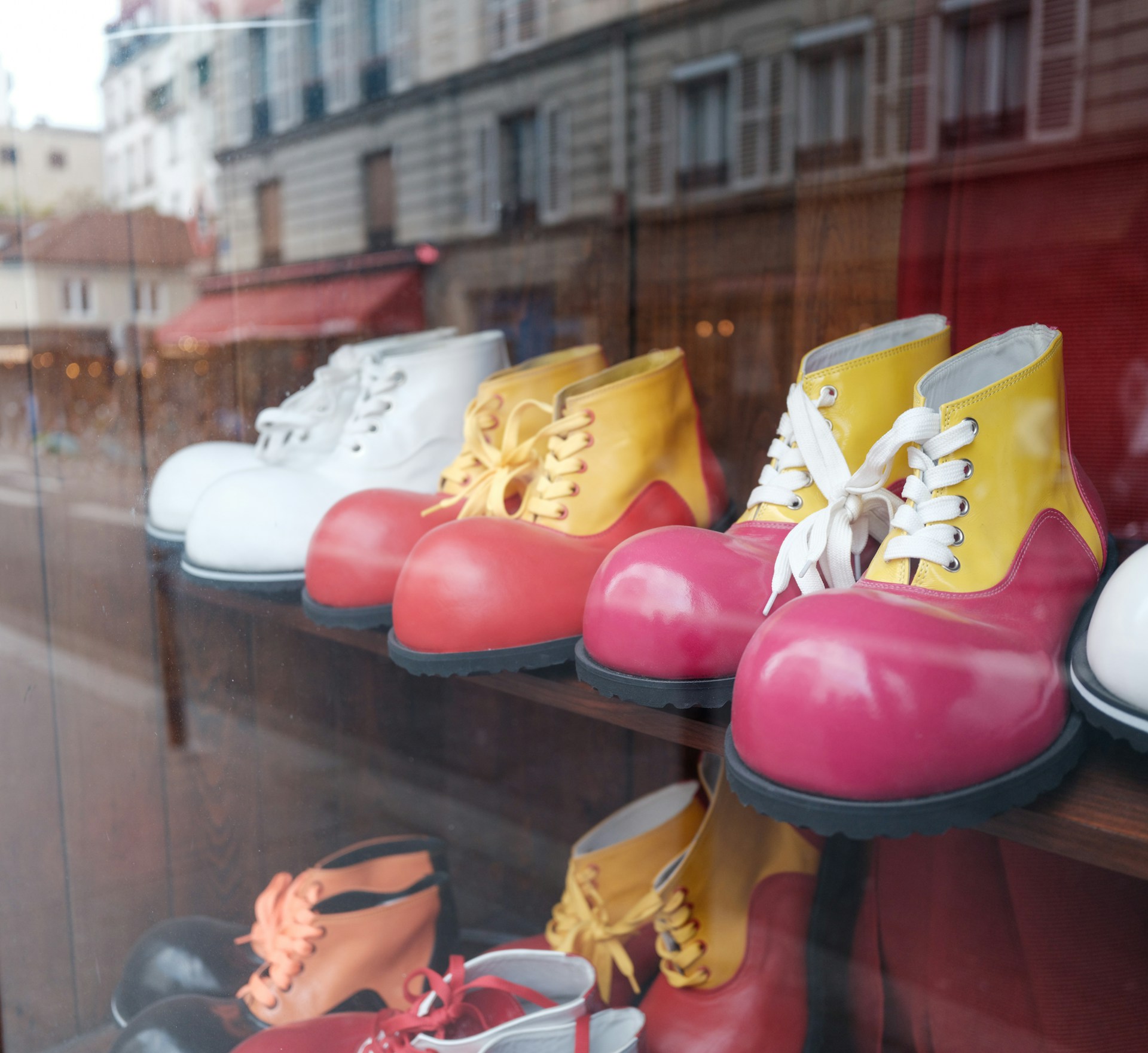 Clown schoenen: meer dan alleen een grappig detail 